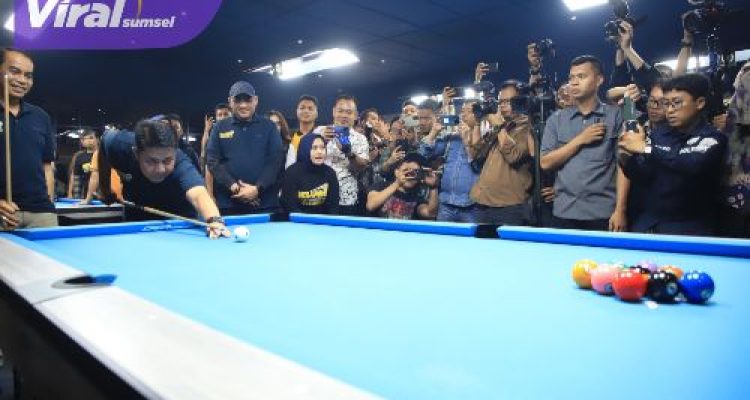 Gubernur Herman Deru dan Wagub Cik Ujang Ikuti Pertandingan Eksibisi di Pembukaan Relung Billiard Challenge 2025 Kapolda Sumsel Cup. Foto : viralsumsel.com /win