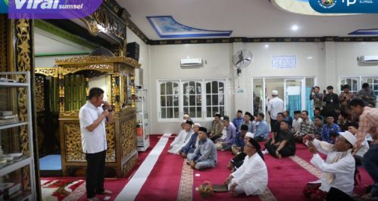 Gubernur Herman Deru Safari Erat Silaturahmi Dengan Jamaah Sholat Masjid Nurul Yakin 9 Ulu. Foto : viralsumsel.com /win