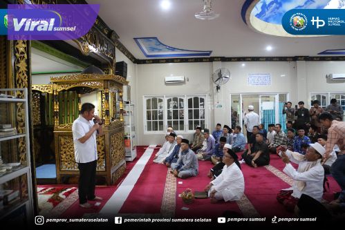 Gubernur Herman Deru Safari Erat Silaturahmi Dengan Jamaah Sholat Masjid Nurul Yakin 9 Ulu. Foto : viralsumsel.com /win