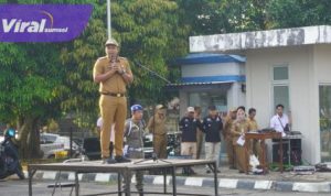 Wakil Wali Kota Prabumulih, Franky Nasril, S.Kom., M.M pimpin apel mingguan di halaman Kantor Wali Kota Prabumulih, pada Senin pagi, 28 April 2025. Foto : viralsumsel.com /ril
