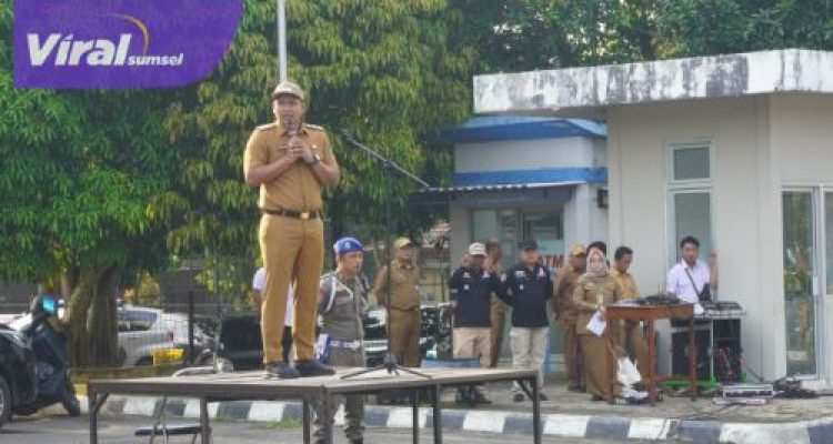 Wakil Wali Kota Prabumulih, Franky Nasril, S.Kom., M.M pimpin apel mingguan di halaman Kantor Wali Kota Prabumulih, pada Senin pagi, 28 April 2025. Foto : viralsumsel.com /ril