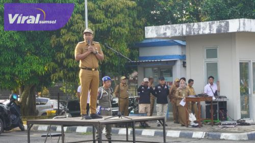 Wakil Wali Kota Prabumulih, Franky Nasril, S.Kom., M.M pimpin apel mingguan di halaman Kantor Wali Kota Prabumulih, pada Senin pagi, 28 April 2025. Foto : viralsumsel.com /ril