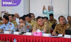 Suasana dalam rapat pelaksanaan SPMB dan penandatanganan komitmen bersama, di Aula Disdik Palembang, Senin (28/4/2025). Foto : viralsumsel.com /nto