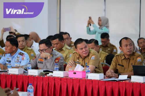 Suasana dalam rapat pelaksanaan SPMB dan penandatanganan komitmen bersama, di Aula Disdik Palembang, Senin (28/4/2025). Foto : viralsumsel.com /nto