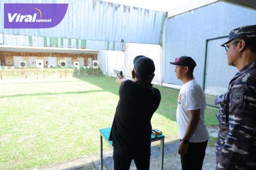 Wakil Walikota Palembang, Prima Salam Ikut Latihan Menembak. Foto : viralsumsel.com /nto
