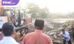 Gubernur Herman Deru Tinjau Pengerjaan Pemasangan Slab on Pile Jalan Lettu Karim Kadir Gandus Palembang. Foto : viralsumsel.com /win