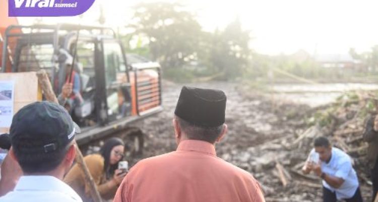 Gubernur Herman Deru Tinjau Pengerjaan Pemasangan Slab on Pile Jalan Lettu Karim Kadir Gandus Palembang. Foto : viralsumsel.com /win