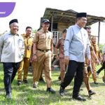 Dari Hati Seorang Pemimpin: Bupati Muba H.M. Toha Hibahkan Tanah Pribadi untuk Keluarga Romi yang Hidup dalam Keterbatasan. Foto : viralsumsel.com /dev
