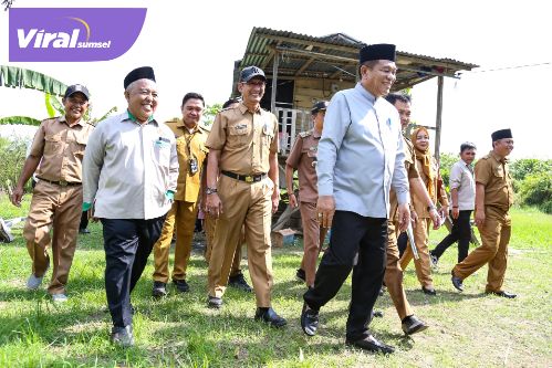 Dari Hati Seorang Pemimpin: Bupati Muba H.M. Toha Hibahkan Tanah Pribadi untuk Keluarga Romi yang Hidup dalam Keterbatasan. Foto : viralsumsel.com /dev