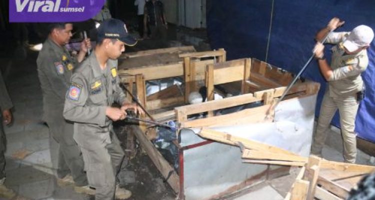 Pemkot Palembang “Gercep” Tertibkan PKL di Pasar 16 Ilir: Jalan dan Saluran Dikembalikan ke Fungsi Semula. Foto : viralsumsel.com /nto