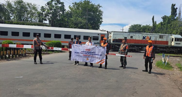 Kegiatan Sosialisasi Keselamatan Perjalanan Kereta Api di Perlintasan Sebidang JPL 99 Bangil. Foto: viralsumsel.com