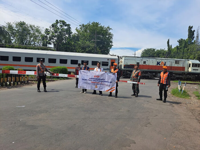 Kegiatan Sosialisasi Keselamatan Perjalanan Kereta Api di Perlintasan Sebidang JPL 99 Bangil. Foto: viralsumsel.com