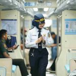 Train Attendant LRT Jabodebek Garda Depan Pelayanan dan Keamanan di Kereta Otomatis. Foto: viralsumsel.com