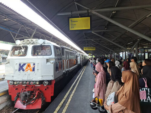 Libur Panjang Peringati Jumat Agung dan Paskah, KAI Daop 8 Surabaya Operasikan KA Tambahan. Foto : viralsumsel.com