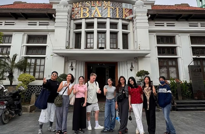 Mahasiswa Fashion Program BINUS UNIVERSITY Lakukan Immersion Trip ke Pekalongan: Mendalami Budaya, Menghidupkan Warisan dalam Karya. Foto : viralsumsel.com
