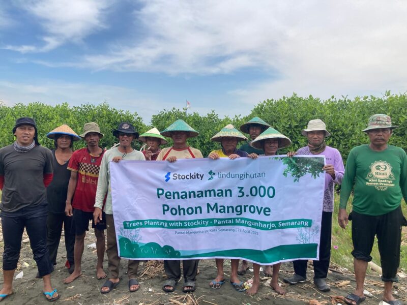 Cegah Abrasi, Stockity Tanam 3.000 Mangrove di Pesisir Semarang. Foto: viralsumsel.com