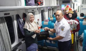 Peringati Hari Kartini, KAI Daop 8 Surabaya Sapa Pelanggan serta Bagikan Ratusan Bunga dan Suvenir. Foto: viralsumsel.com