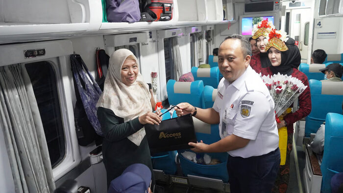 Peringati Hari Kartini, KAI Daop 8 Surabaya Sapa Pelanggan serta Bagikan Ratusan Bunga dan Suvenir. Foto: viralsumsel.com