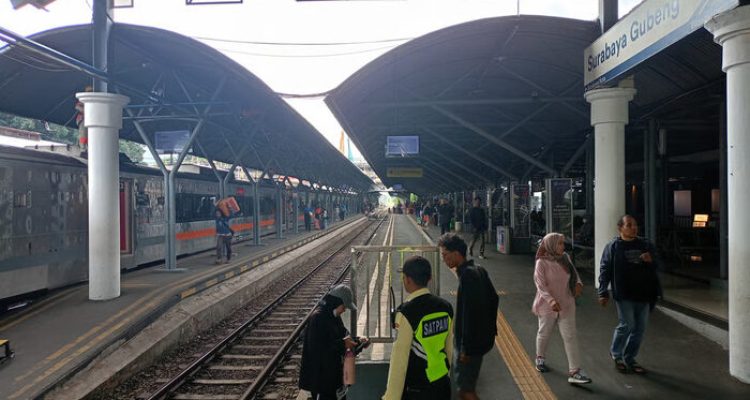 212.734 Penumpang Gunakan KA Selama Long Weekend Hari Raya Waisak di Daop 8 Surabaya. Foto: viralsumsel.com