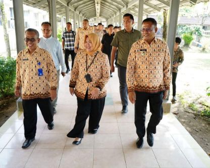 Wali Kota Prabumulih H. Arlan dan Wakil Wali Kota Prabumulih Franky Nasril, S.Kom.,M.M didampingi oleh Dinas Kesehatan (DINKES) resmikan Ruang Rawat Inap Jati Emas (Kelas 1) dan Jati Emas (Executive) di RSUD Kota Prabumulih. Foto : viralsumsel.com /man