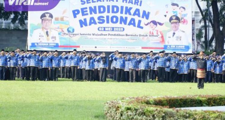 Irup Hardiknas, Sekda Sumsel Edward Candra Bacakan Amanat Tertulis Mendikdasmen RI. Foto : viralsumsel.com /win