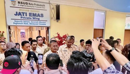 Wali Kota Prabumulih H. Arlan dan Wakil Wali Kota Prabumulih Franky Nasril, S.Kom.,M.M didampingi oleh Dinas Kesehatan (DINKES) resmikan Ruang Rawat Inap Jati Emas (Kelas 1) dan Jati Emas (Executive) di RSUD Kota Prabumulih. Foto : viralsumsel.com /man