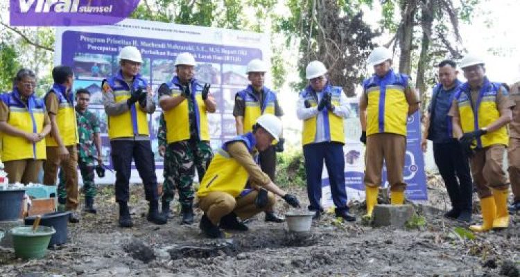 H. Muchendi Eksekusi Program Prioritas, Perbaiki Rumah Tidak Layak Huni. Foto : viralsumsel.com /zep