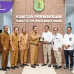 Bupati Musi Banyuasin (Muba), H M Toha, menerima audiensi dari Satuan Kerja Khusus Pelaksana Kegiatan Usaha Hulu Minyak dan Gas Bumi (SKK Migas) dan Kontraktor Kontrak Kerja Sama (KKKS) Wilayah Musi Banyuasin pada Senin, 5 Mei 2025. Foto : viralsumsel.com /dev