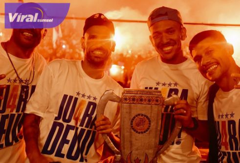 Persib Bandung Kunci Gelar Liga 1 2024/2025, Maung Bandung Tulis Sejarah Emas di Bawah Bojan Hodak. Foto : igpersib
