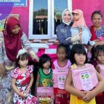 Senator Hj. Eva Susanti Serahkan Bantuan Biskuit Balita dan Ibu Hamil untuk Posyandu Nangka Kuning di Gandus Palembang. Foto : viralsumsel.com /no