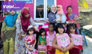 Senator Hj. Eva Susanti Serahkan Bantuan Biskuit Balita dan Ibu Hamil untuk Posyandu Nangka Kuning di Gandus Palembang. Foto : viralsumsel.com /no