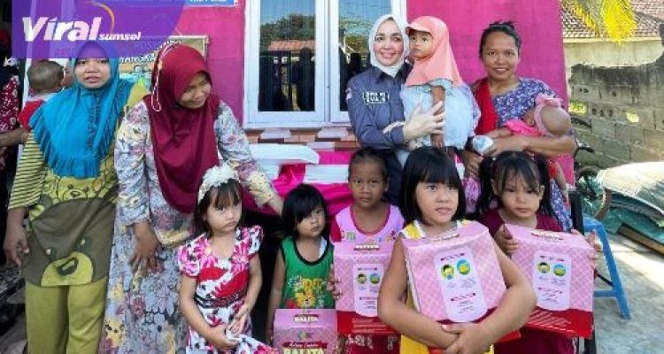 Senator Hj. Eva Susanti Serahkan Bantuan Biskuit Balita dan Ibu Hamil untuk Posyandu Nangka Kuning di Gandus Palembang. Foto : viralsumsel.com /no