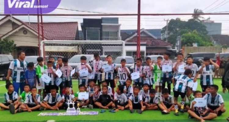 Enam Pemain SSB PSS Antar SDN 135 Palembang Juarai Turnamen Antar Sekolah Se-Kota Palembang. Foto : viralsumsel.com /asa
