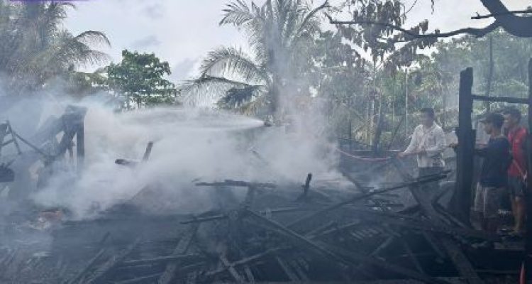 Kolaborasi Tanggap Darurat: Api Lahap 1 Unit Rumah Warga, Tim Gabungan Sigap Padamkan Kebakaran di Mangun Jaya. Foto : viralsumsel.com /dev