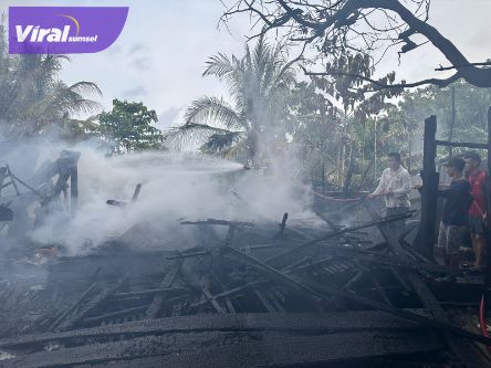 Kolaborasi Tanggap Darurat: Api Lahap 1 Unit Rumah Warga, Tim Gabungan Sigap Padamkan Kebakaran di Mangun Jaya. Foto : viralsumsel.com /dev