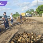 Pemerintah Kecamatan Babat Toman Tanggap Perbaiki Jalan Berlobang di Desa Sugiwaras. Foto : viralsumsel.com /dev