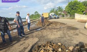 Pemerintah Kecamatan Babat Toman Tanggap Perbaiki Jalan Berlobang di Desa Sugiwaras. Foto : viralsumsel.com /dev