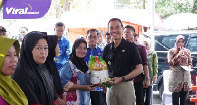 Kendalikan Inflasi Bupati OKI Muchendi Ajak Masyarakat Beli Beras "Kajang'. Foto : viralsumsel.com /ril