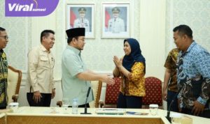 Wakil Wali Kota (Wawako) Prima Salam menerima audiensi dari General Manager DAMRI Cabang Palembang beserta jajaran di Ruang Rapat II, Setda Kota Palembang, Jumat (23/5/2025). Foto : viralsumsel.com /nto