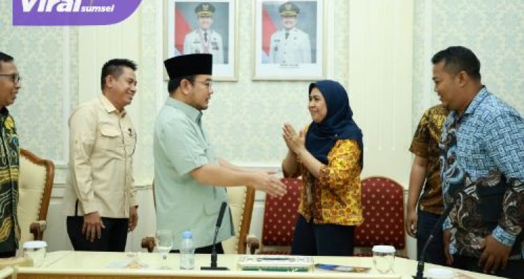 Wakil Wali Kota (Wawako) Prima Salam menerima audiensi dari General Manager DAMRI Cabang Palembang beserta jajaran di Ruang Rapat II, Setda Kota Palembang, Jumat (23/5/2025). Foto : viralsumsel.com /nto