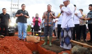 Wagub Sumsel H Cik Ujang Letakkan Batu Pertama Masjid Al-Hijrah di Beverly Hill Kota Lubuk Linggau. Foto : viralsumsel.com /win