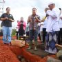 Wagub Sumsel H Cik Ujang Letakkan Batu Pertama Masjid Al-Hijrah di Beverly Hill Kota Lubuk Linggau. Foto : viralsumsel.com /win