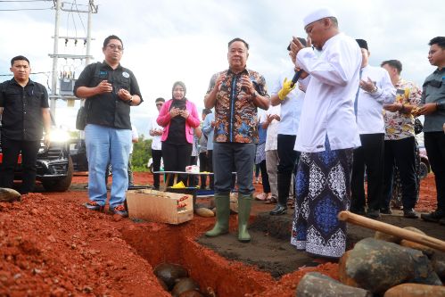 Wagub Sumsel H Cik Ujang Letakkan Batu Pertama Masjid Al-Hijrah di Beverly Hill Kota Lubuk Linggau. Foto : viralsumsel.com /win