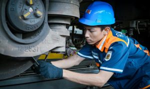 Peran Vital Petugas Daily Check Sarana di Stasiun: Menjamin Keselamatan dan Kenyamanan Perjalanan Kereta Api. Foto: viralsumsel.com