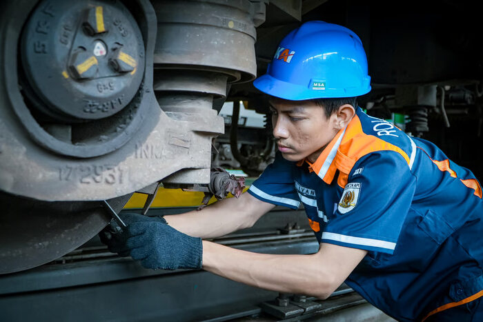 Peran Vital Petugas Daily Check Sarana di Stasiun: Menjamin Keselamatan dan Kenyamanan Perjalanan Kereta Api. Foto: viralsumsel.com