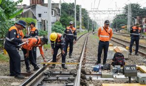 KAI Daop 1 Jakarta Konsisten Tingkatkan Keselamatan Perjalanan KA Lewat Cek Lintas Jalan Kaki. Foto : viralsumsel.com