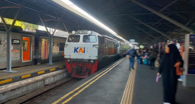 KAI Daop 8 Himbau Penumpang Datang Lebih Awal ke Stasiun Pada Peringatan May Day. Foto: viralsumsel.com