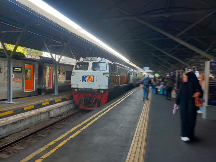 KAI Daop 8 Himbau Penumpang Datang Lebih Awal ke Stasiun Pada Peringatan May Day. Foto: viralsumsel.com