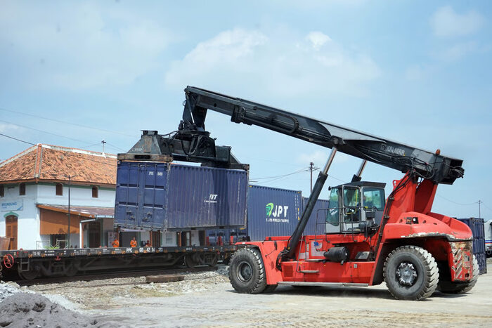 Kinerja Angkutan Barang Terus Melaju, KAI Daop 4 Semarang Catat Pertumbuhan Signifikan Hingga April 2025. Foto : viralsumsel.com