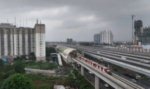 LRT Jabodebek Ajak Pengguna Lebih Waspada dan Manfaatkan Fasilitas Pengering Payung di Stasiun Selama Cuaca Hujan. Foto : viralsumsel.com
